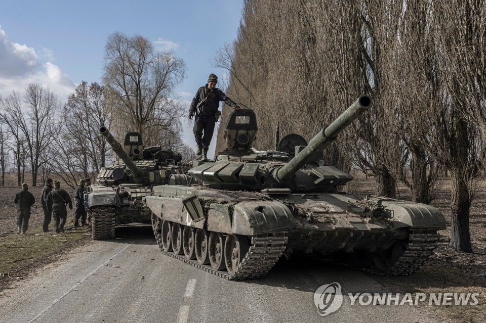 키이우 외곽에서 획득한 러시아 전차를 둘러보는 우크라이나군[로이터=연합뉴스]