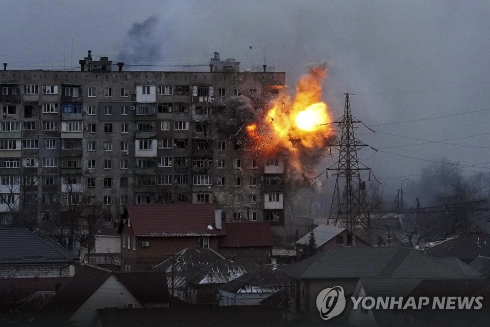 러시아군의 포격을 받은 우크라이나 마리우폴의 아파트[AP=연합뉴스 자료 사진]