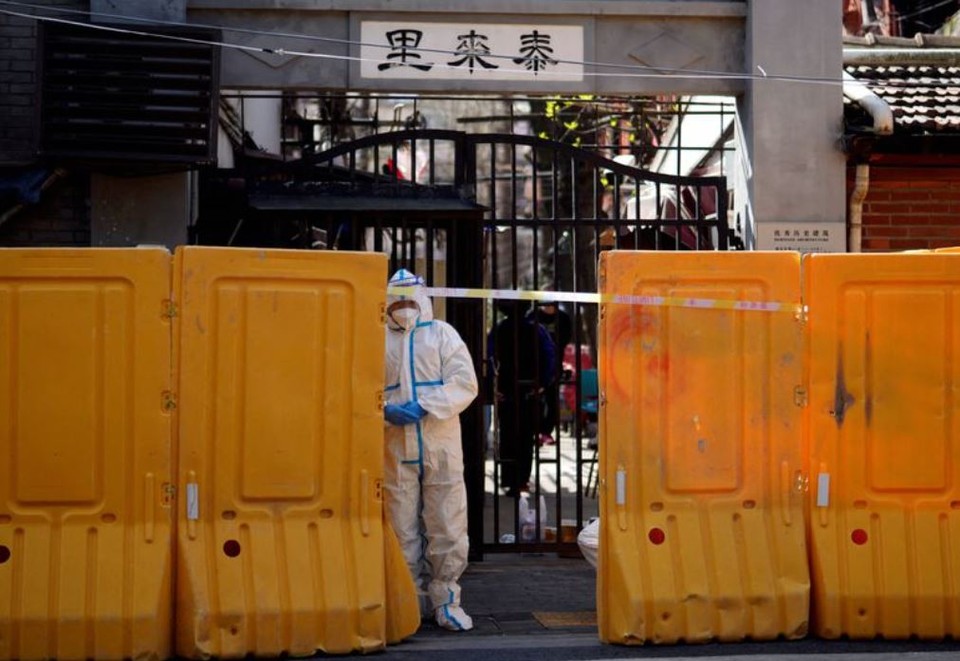   상하이에서의 코로나 감염자 수가 급증하자 시 당국이 2600만 시민 전체에 대한 검사를 위해 봉쇄령을 내렸다고 로이터통신이 5일 보도했다. 사진=로이터통신
