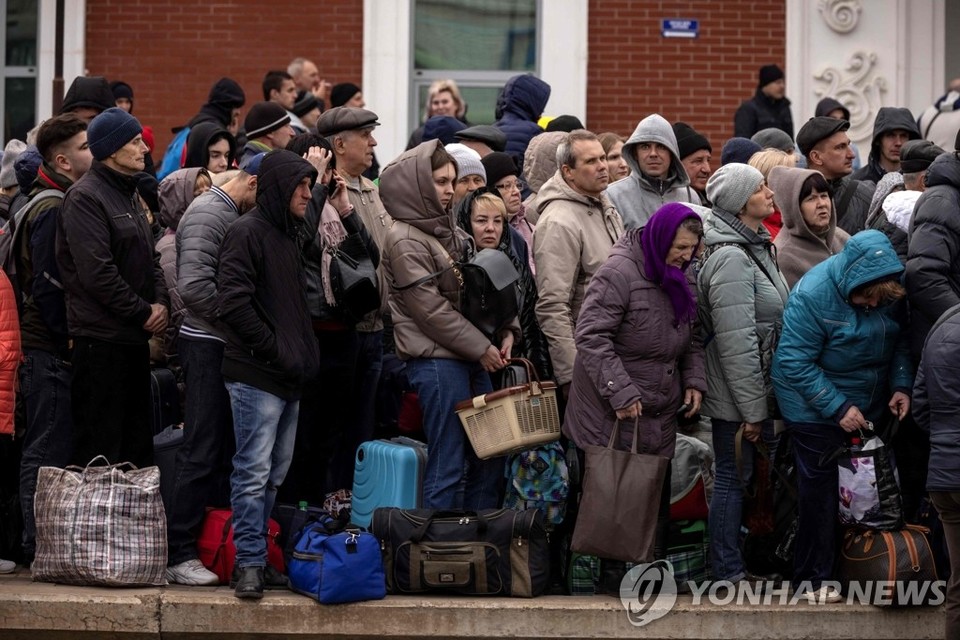 피란열차 기다리는 우크라이나 돈바스 주민들[AFP=연합뉴스]