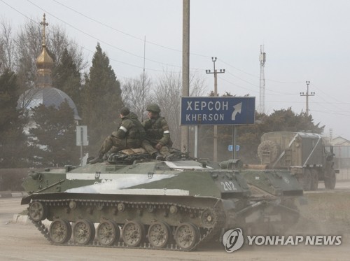 우크라 접경 크림반도서 이동하는 러시아군 장갑차[로이터=연합뉴스]