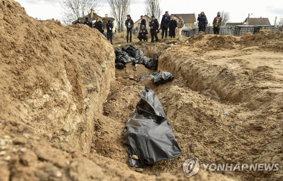 우크라이나 수도 키이우 외곽 부차에서 발견된 민간인들 집단학살 무덤[EPA=연합뉴스]