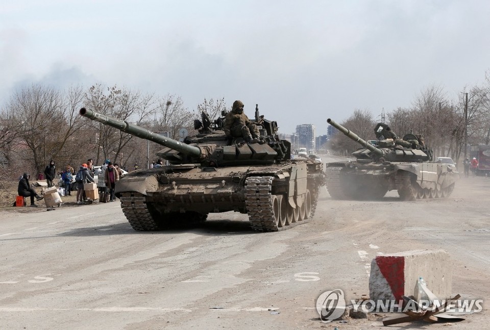 20일(현지시간) 우크라이나 동남부 마리우폴 외곽에서 친(親)러시아 반군 탱크가 도로 위를 달리고 있다. 러시아군은 전략적 요충지인 항구도시 마리우폴을 장악하기 위한 공세를 강화하고 있다[로이터=연합뉴스]