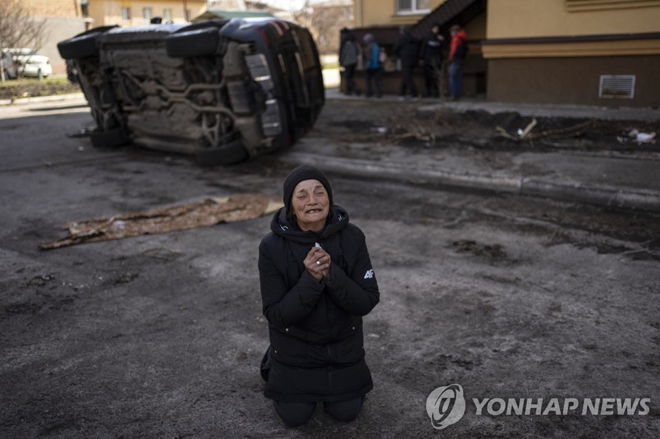 우크라이나 수도 키이우 외곽 부차에서 러시아군의 학살로 숨진 남편의 죽음을 슬퍼하는 여성[AP=연합뉴스]