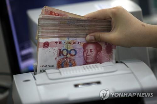 중국 은행 창구의 위안화 지폐[EPA=연합뉴스 자료 사진]