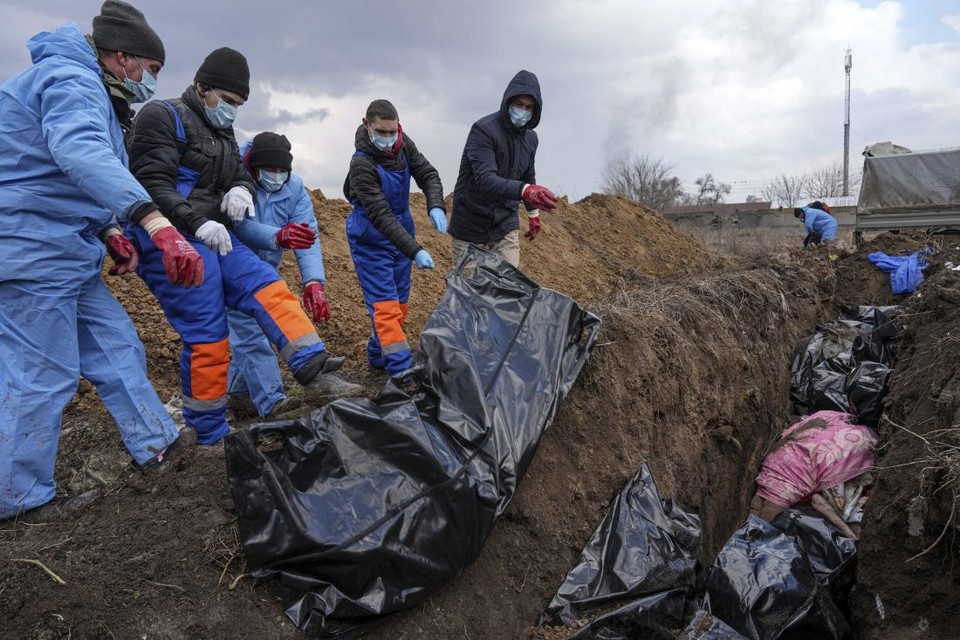 숨진 시민들을 임시 공동묘지에 매장하는 우크라이나 마리우폴 시민들[CNN 캡처]