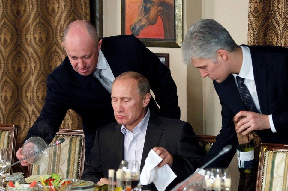 2011년 11월 크렘린 만찬에서 푸틴에게 음식을 소개하는 예브게니 프리고진(왼쪽)[로이터 통신]