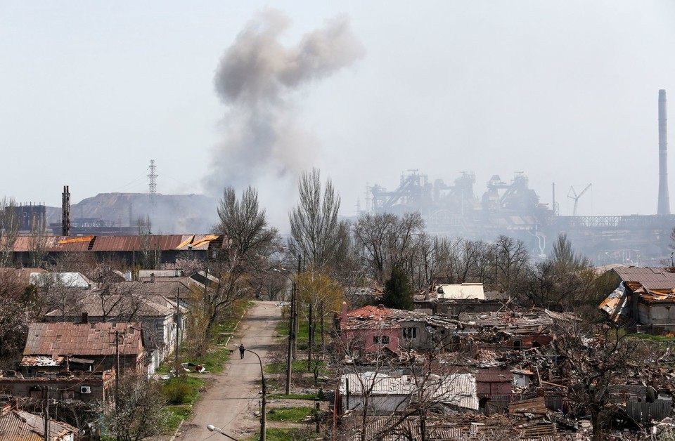 러시아군에 포위된 우크라이나 마리우폴시에서 러시아군의 공격으로 연기가 치솟고 있다[로이터 캡처]