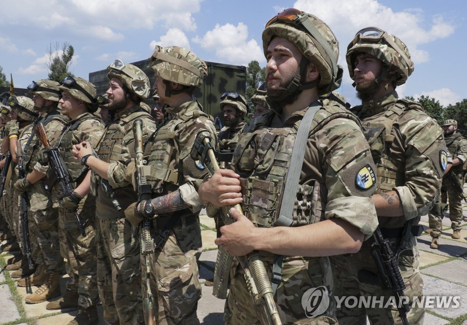 우크라이나 남동부 전략도시 마리우폴을 수비하는 아조우연대 병사들[EPA=연합뉴스 자료 사진]