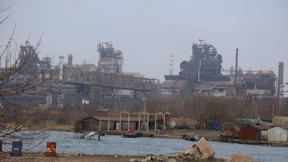 격전지인 우크라이나 남부 마리우폴 항구 근처 아조프스탈제철소 부근[BBC 방송 캡처]