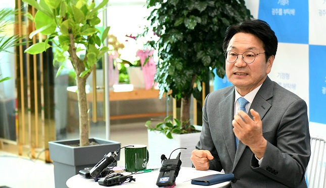 강기정 더불어민주당 광주광역시장 후보가 28일 선거사무실에서 ‘미디어데이’를 열고 공약을 설명하고 있다.