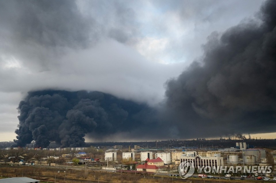 우크라이나 남부 항구도시 오데사에서 러시아군의 공습으로 검은 연기가 치솟아 온통 하늘을 뒤덮고 있다. 흑해 연안의 오데사는 우크라이나 최대 물류 거점이 있는 경제·전략적 요충지로 알려졌다[AFP= 연합뉴스 자료 사진]