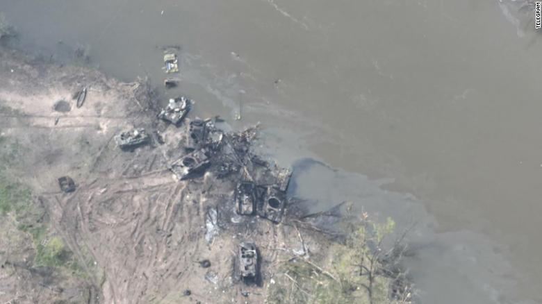 도하를 시도하다 우크라이나군의 집중포화로 파괴된 러시아군 부교와 전차 등 기갑차량 잔해[CNN 방송 캡처]