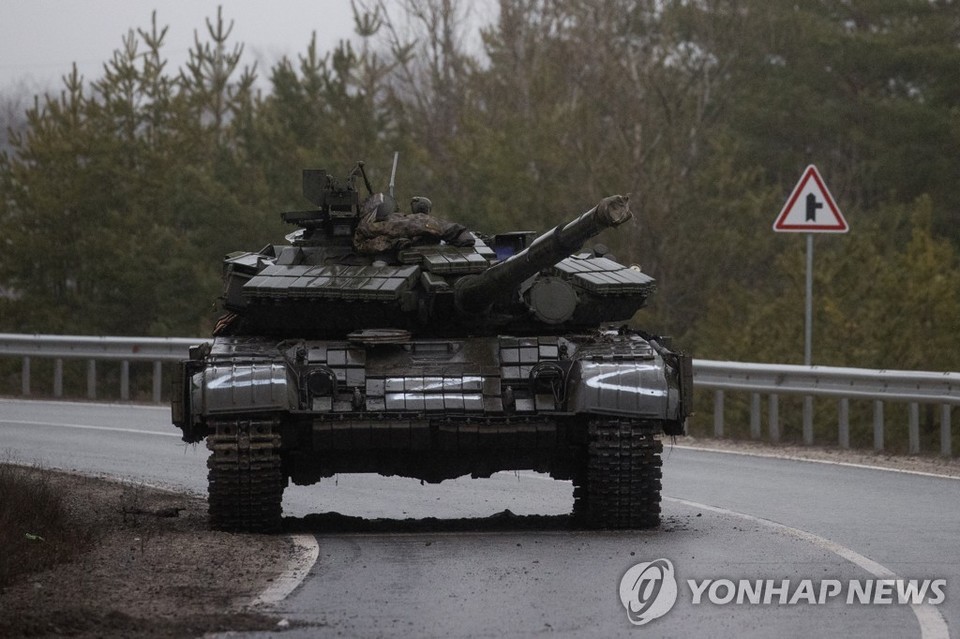 우크라이나에 진입한 러시아군 T-80 전차[타스=연합뉴스 자료 사진]