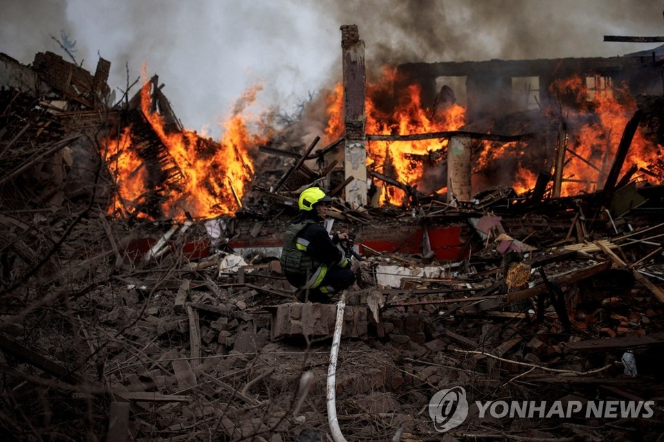 러시아군 미사일 공격 후 불타는 우크라이나 하르키우공항 인근 건물[로이터=연합뉴스]