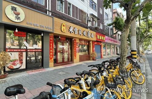14일 봉쇄된 중국 상하이의 음식점들 출입문에 봉인 스티커가 붙어 있다. 상하이의 상점들은 이르면 3월 초중순부터 운영 중단 지시를 받아 두 달 넘게 장사를 하지 못하고 있어 많은 중소기업과 자영업자들이 존폐의 갈림길에 선 상태다[연합뉴스]