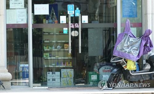 14일 코로나19 확산으로 48일째 봉쇄 중인 중국 상하이 창닝구의 한 슈퍼마켓이 폐쇄돼 있다[연합뉴스]