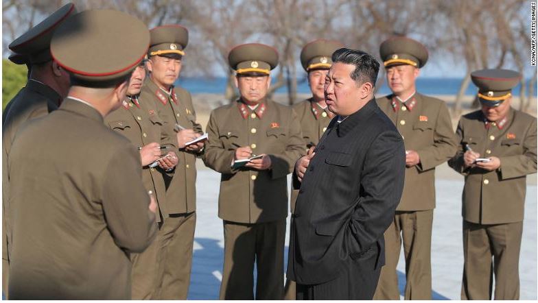  군부를 대동하고 시찰중인 김정은위원장. 사진=조선중앙통신 CNN