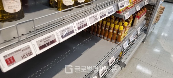 경기도 광주시에 위치한 한 대형마트의 식용유 매대의 모습. 대부분 비어있다./사진=김현우 기자