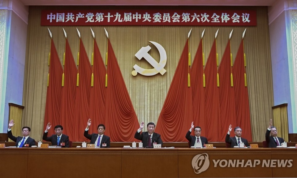시진핑 중국 국가주석(가운데)과 리커창 총리(오른쪽에서 3번째)가 지난 11일 베이징에서 속개된 공산당 제19기 중앙위원회 6차 전체회의(19기 6중 전회)에서 거수하고 있다[신화=연합뉴스]
