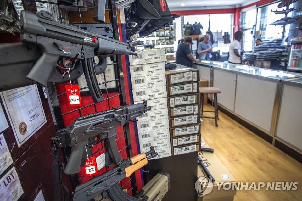'전쟁무기' 돌격소총까지 판매되는 미국 총기상점[EPA=연합뉴스 자료 사진]