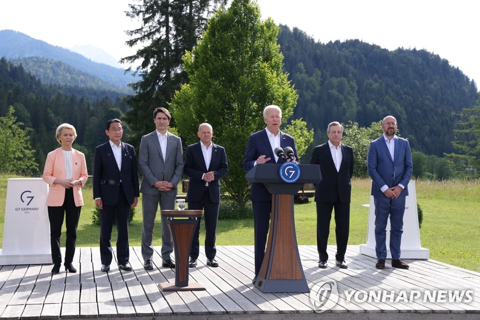 조 바이든(왼쪽에서 5번째) 미국 대통령이 26일 (현지시간) 독일 엘마우성에서 열린 G7 정상회의의 '글로벌 인프라스트럭처' 행사에서 발언하고 있다. 뒷줄 왼쪽부터 우루줄라 폰데어라이엔 유럽연합(EU) 집행위원장, 기시다 후미오 일본 총리, 쥐스탱 트뤼도 캐나다 총리, 올라프 숄츠 독일 총리, 마리오 드라기 이탈리아 총리, 샤를 미셸 EU 정상회의 상임의장[EPA=연합뉴스]
