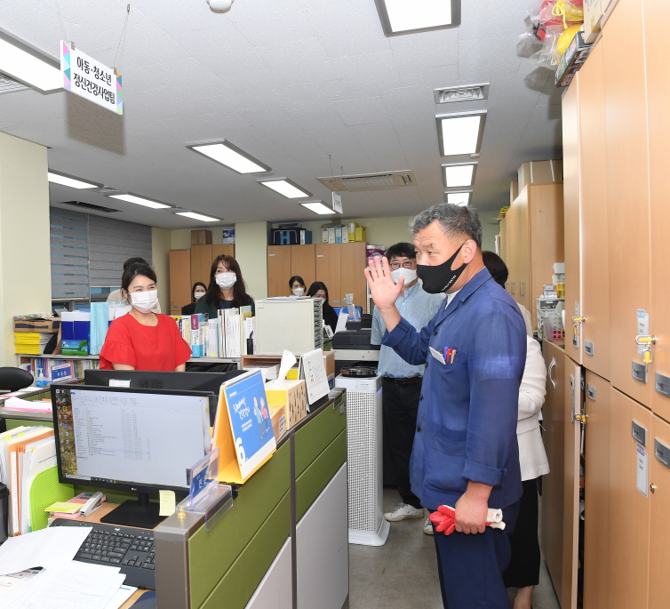 O governador de Gijang-Gun, Oh Gyu-seok, visitou o Centro de Saúde Mental de Gijang-gun na manhã do dia 27 para verificar o andamento dos projetos de promoção da saúde mental e prevenção do suicídio para os moradores da prefeitura.  (Fornecido por: Jiejang-gun, Busan)
