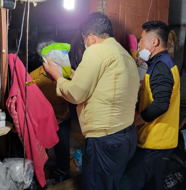 O prefeito de Jeonggwan-eup, Kim Jong-cheon (à esquerda) e o presidente do Conselho de Segurança Comunitário de Jeonggwan-eup, Choi Jin-ho (à direita), verificam sua segurança visitando famílias vulneráveis ​​e fornecendo pacotes de alimentos saudáveis ​​e folhetos de informações sobre saúde.  (Fornecido por: Jiejang-gun, Busan)