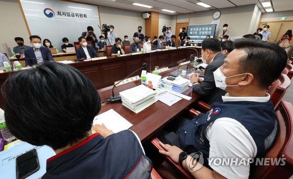 28일 오후 세종시 정부세종청사 최저임금위원회 회의실에서 제7차 전원회의가 열리고 있다.