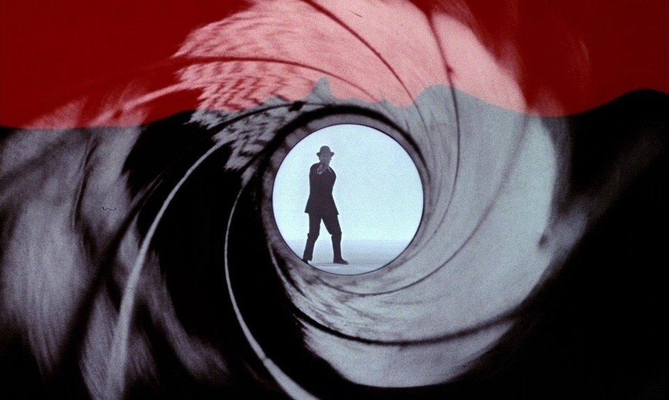 007영화에서 제임스 본드 주제곡이 깔리는 장면[트위터 게시물 캡처]