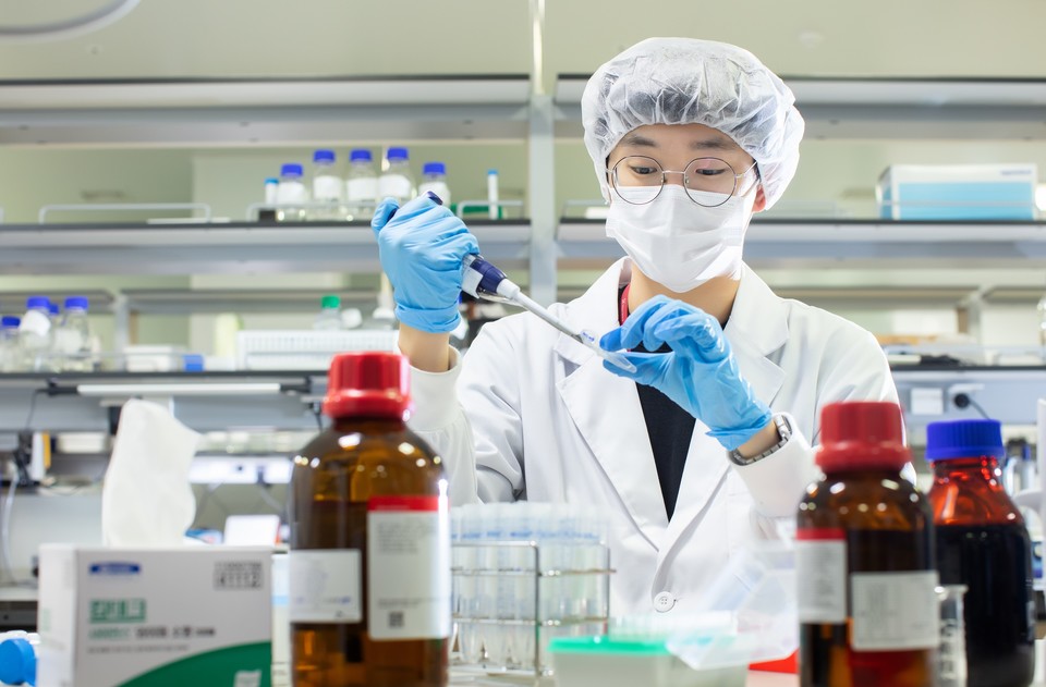SK바이오사이언스 연구원이 백신 개발을 위해 R&D를 진행하고 있다./출처=SK바이오사이언스