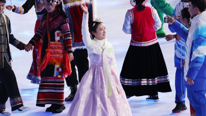 4일 오후 중국 베이징 국립경기장에서 열린 2022 베이징 동계올림픽 개회식에서 한복을 입은 한 공연자가 손을 흔들고 있다. 그는 조선족인 것으로 알려졌다[연합뉴스 자료 사진]