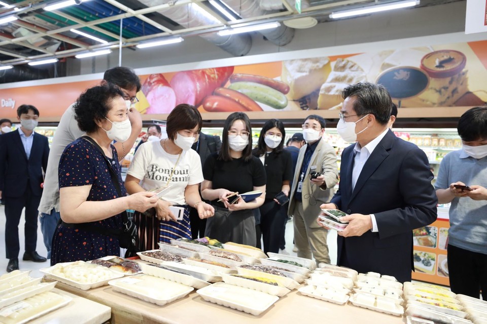 김동연 도지사가 하나로마트에서 소비자들을 만나고 있다.(사진=경기도청)