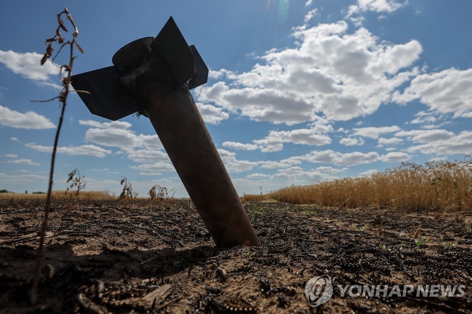 우크라이나 밀밭에 박힌 러시아제 로켓 잔해[타스=연합뉴스 자료 사진]
