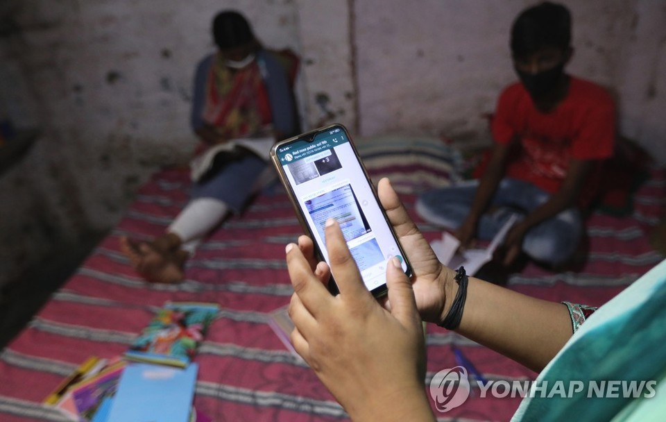 인도 뉴델리 인근서 스마트폰 이용하는 모습(기사와 직접관련 없음)[EPA=연합뉴스 자료 사진]