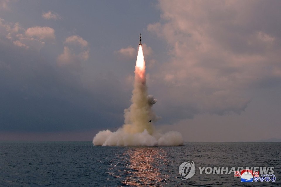 북한의 잠수함발사탄도미사일(SLBM) 발사 시험[연합뉴스 자료 사진]