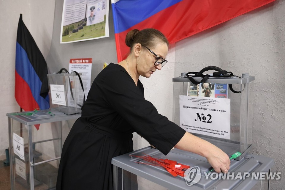 러시아가 우크라이나에서 점령한 4개 지역에서 러시아로의 영토 편입을 위한 주민투표가 23일(현지시간) 일제히 시작됐다. 도네츠크주 친러시아 '도네츠크인민공화국'(DPR) 선관위 직원이 투표함 봉인을 확인하고 있다[타스=연합뉴스]