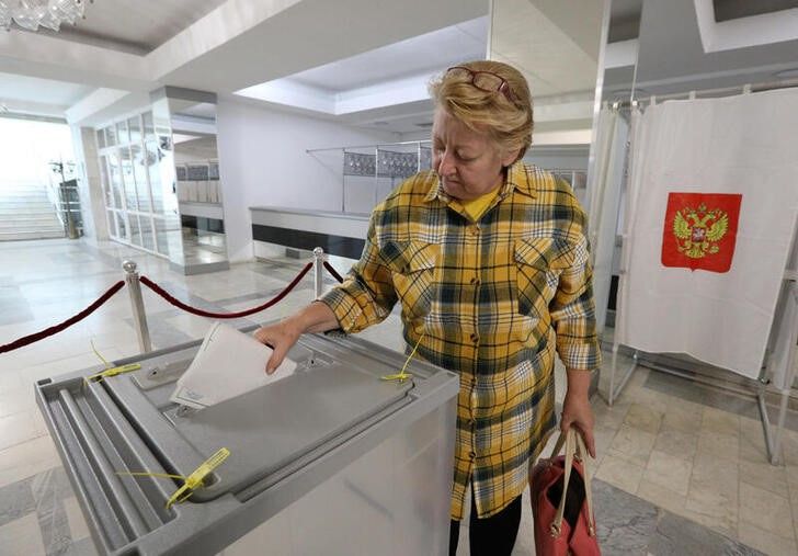 우크라이나 크림반도 최대도시 세바스토폴의 한 주민이 러시아가 점령한 우크라이나 지역들에 대한 병합 찬반 투표에 투표를 하고 있다[로이터 캡처]