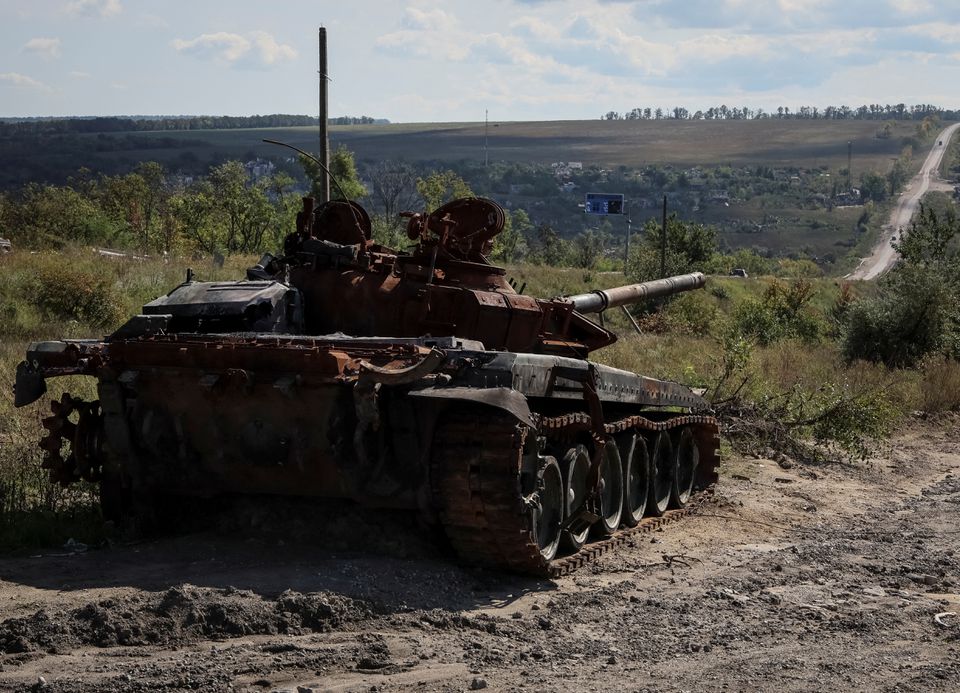 우크라이나가 수복한 북부 하르키우주 외곽에 파괴된 채 버려진 러시아군 전차[로이터 캡처]