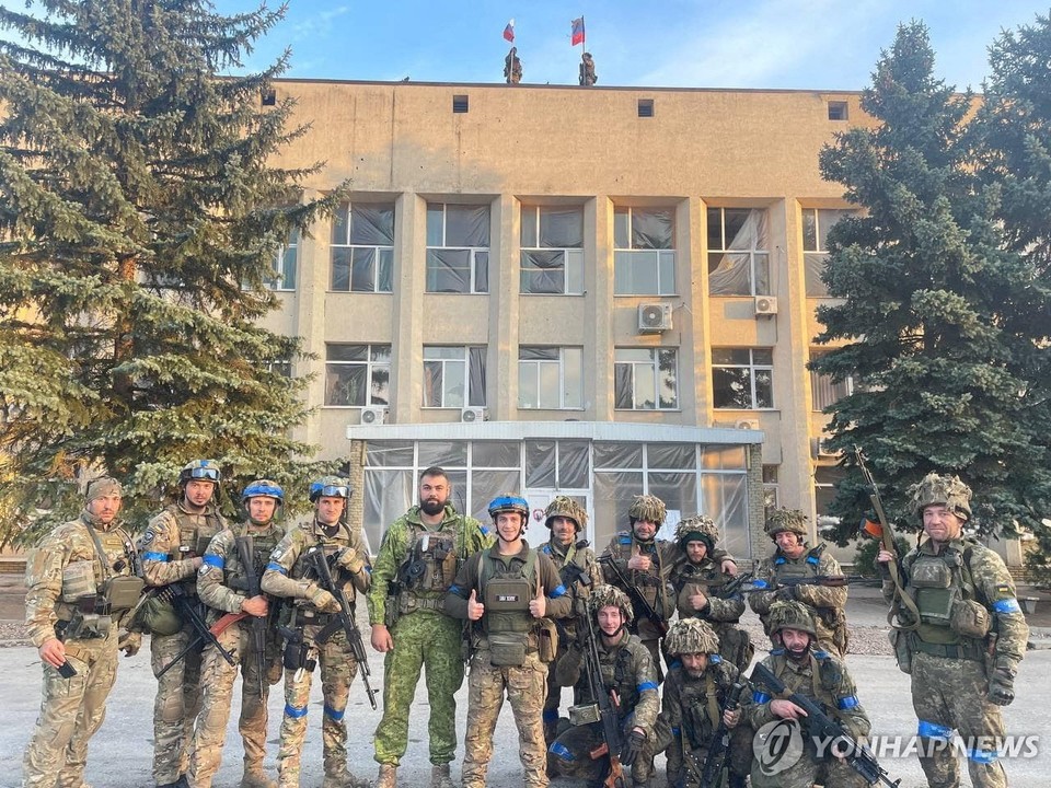 우크라이나 동부 도네츠크 리만 탈환한 우크라이나 군인[로이터=연합뉴스 자료 사진]