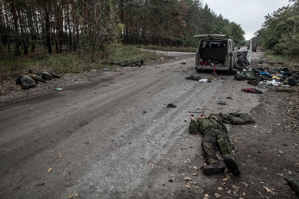 리만에서 퇴각하다 목숨을 잃은 러시아군 병사들의 시체가 늘려 있다[WSJ 캡처]