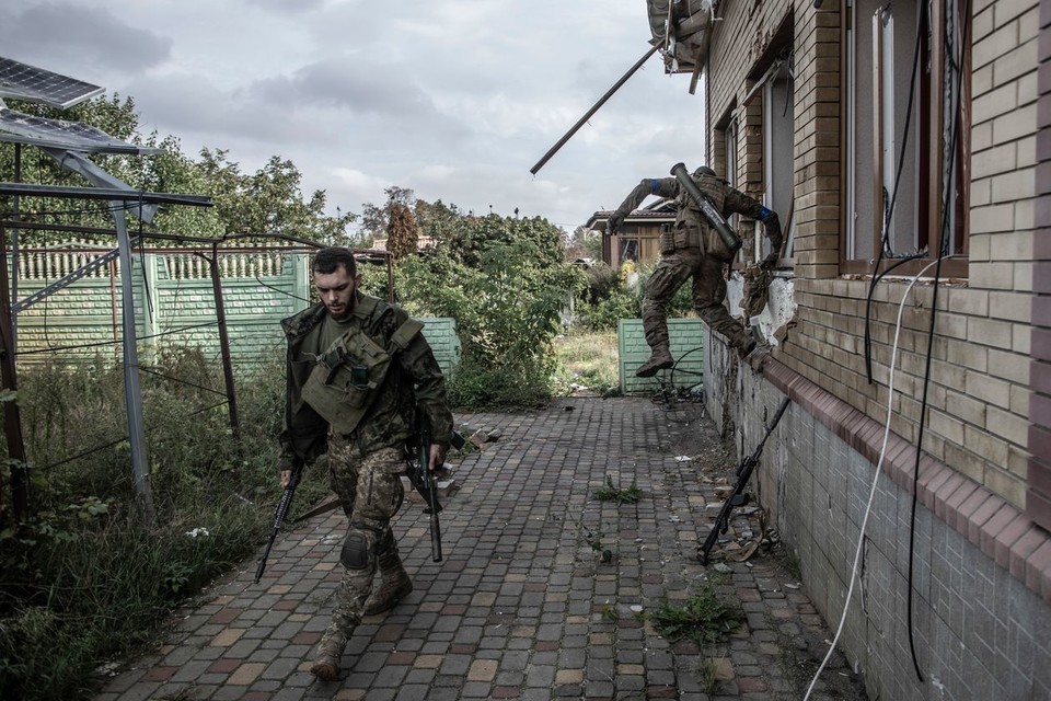 러시아군 패잔병 수색작전을 하는 우크라이나군[WSJ 캡처]