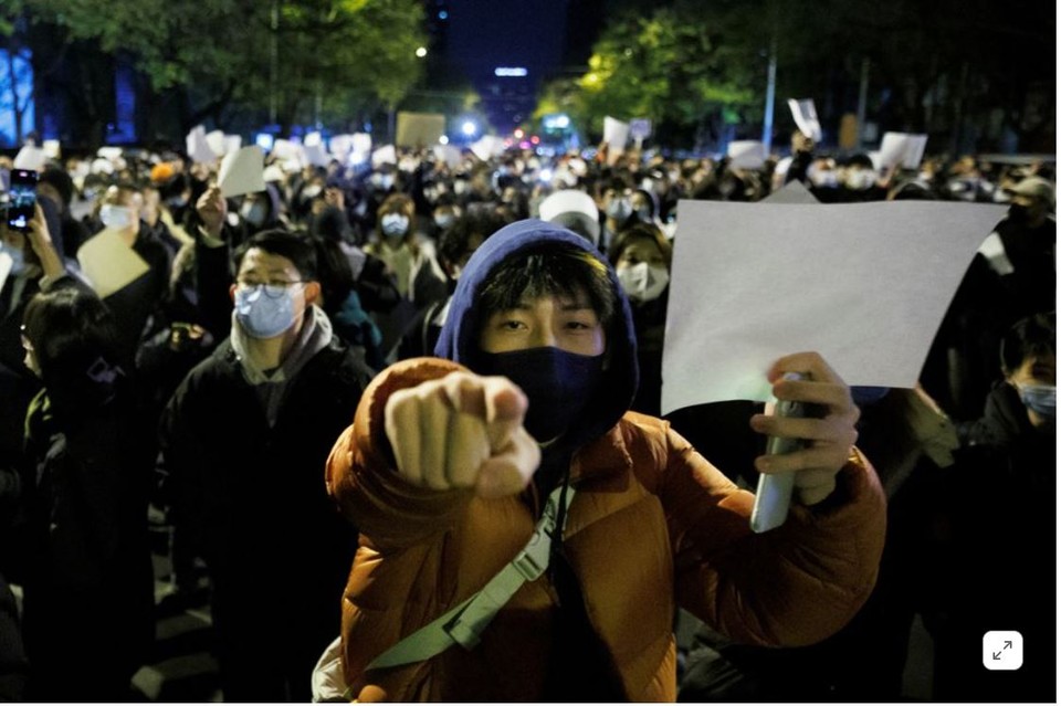   주말 사이 중국 전역에서 코로나정책에 대한 반대 시위가 발생한 가운데 베이징 시민들이 거리로 몰려 나와 정부 정책에 반대하는 시위를 벌이고 있다. 사진=로이터통신