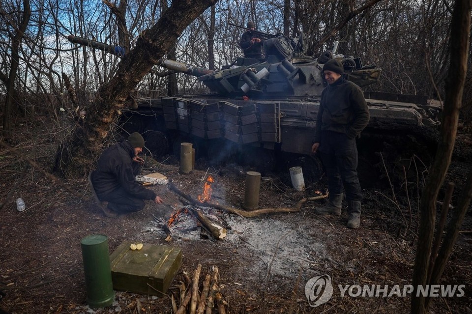 우크라이나 군인들이 지난달 30일(현지시간) 도네츠크주 바흐무트 인근 지역에서 탱크 옆에 불을 피워 몸을 녹이고 있다. 최근 들어 바흐무트 지역에서는 우크라이나군과 러시아군간 교전이 격화해 하루에 수백 명의 사상자가 발생하는 것으로 전해졌다[AFP=연합뉴스]