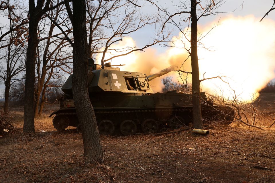 우크라이나군 제24 기계화여단 소속 자주포가 러시아군을 향해 사격을 하고 있다[로이터 캡처]