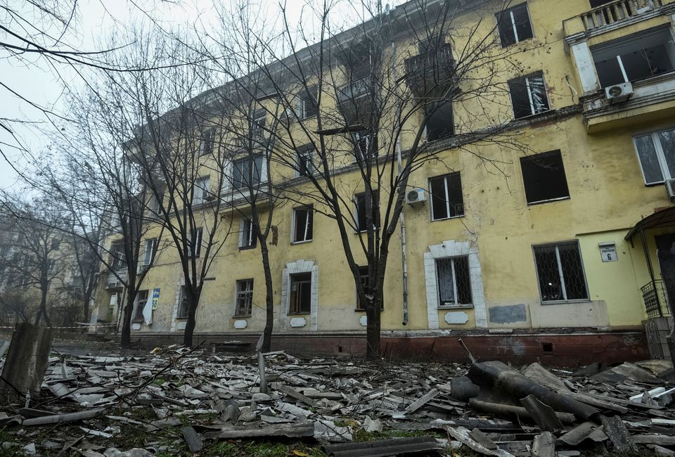 러시아군의 포격으로 파괴된 우크라이나 드니프로의 아파트[로이터 캡처]