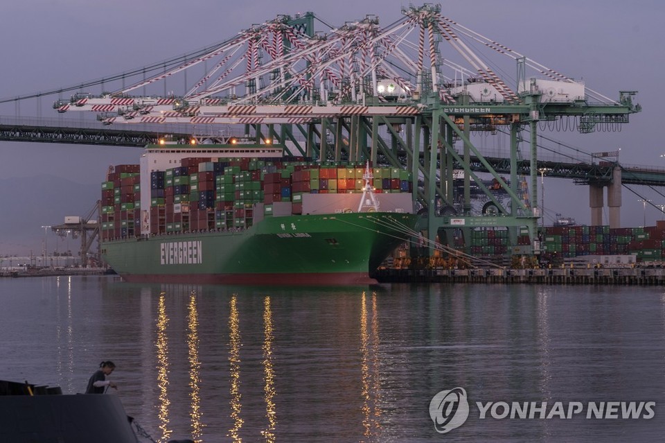 정상을 되찾은 미국 로스앤젤레스 항[AP=연합뉴스 자료 사진]