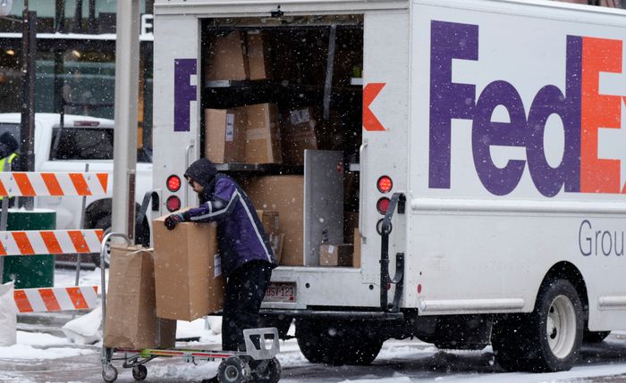 미국의 대표적인 배송업체 페덱스 소속 차량의 운송 모습[AP 캡처]