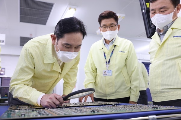 이재용 삼성전자 회장이 22일(목) 베트남 하노이 인근의 삼성전자 법인(SEV)을 방문해 스마트폰 생산 공장을 점검하는 모습.(사진=삼성전자)