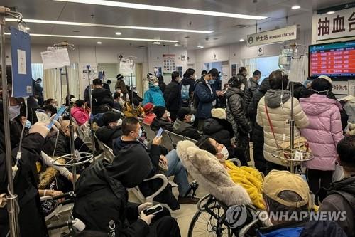 3일 중국 베이징의 한 병원 응급 병동 로비에 환자와 보호자들이 대기하고 있다[AFP=연합뉴스]